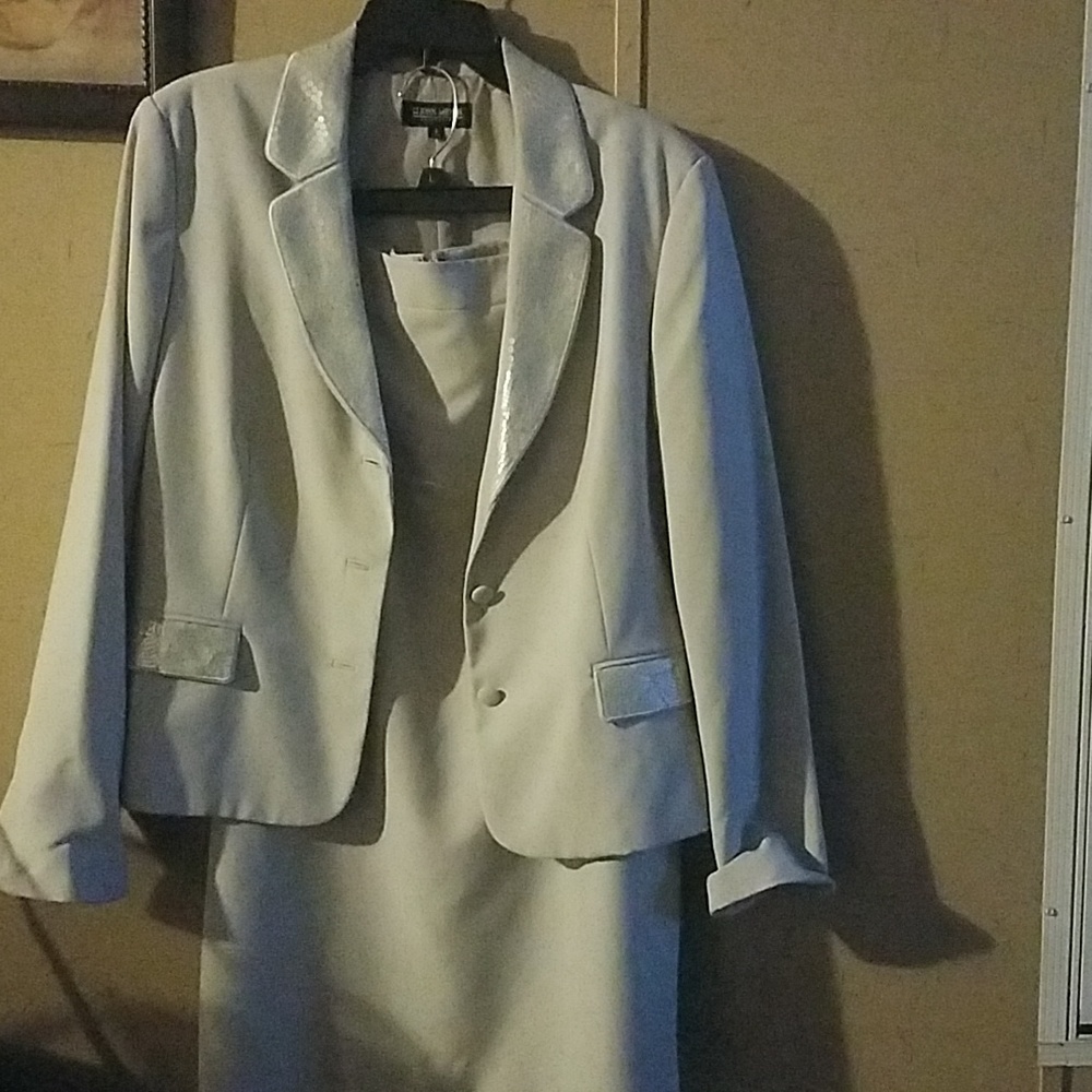 Dress suit